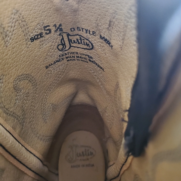 Justin Boots. Size 5.5 equivalent to 7 in women's. See inside of boot picture. - Picture 4 of 4